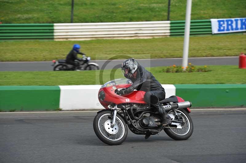 Mallory park Leicestershire;Mallory park photographs;Motorcycle action photographs;classic bikes;event digital images;eventdigitalimages;mallory park;no limits trackday;peter wileman photography;vintage bikes;vintage motorcycles;vmcc festival 1000 bikes