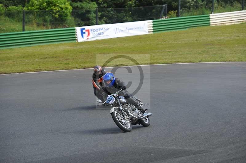 Mallory park Leicestershire;Mallory park photographs;Motorcycle action photographs;classic bikes;event digital images;eventdigitalimages;mallory park;no limits trackday;peter wileman photography;vintage bikes;vintage motorcycles;vmcc festival 1000 bikes