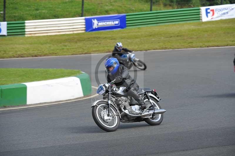 Mallory park Leicestershire;Mallory park photographs;Motorcycle action photographs;classic bikes;event digital images;eventdigitalimages;mallory park;no limits trackday;peter wileman photography;vintage bikes;vintage motorcycles;vmcc festival 1000 bikes