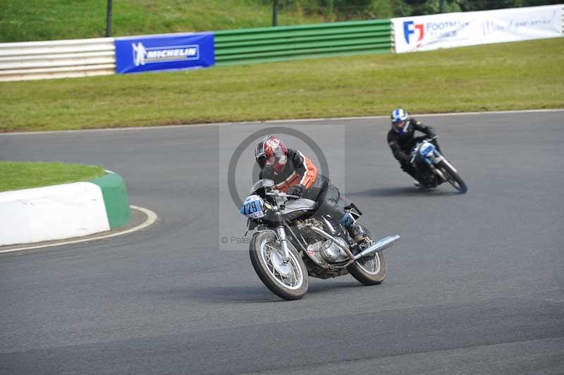 Mallory park Leicestershire;Mallory park photographs;Motorcycle action photographs;classic bikes;event digital images;eventdigitalimages;mallory park;no limits trackday;peter wileman photography;vintage bikes;vintage motorcycles;vmcc festival 1000 bikes
