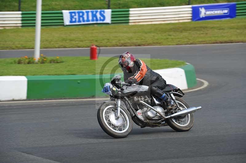 Mallory park Leicestershire;Mallory park photographs;Motorcycle action photographs;classic bikes;event digital images;eventdigitalimages;mallory park;no limits trackday;peter wileman photography;vintage bikes;vintage motorcycles;vmcc festival 1000 bikes