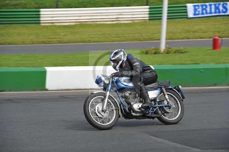 Mallory park Leicestershire;Mallory park photographs;Motorcycle action photographs;classic bikes;event digital images;eventdigitalimages;mallory park;no limits trackday;peter wileman photography;vintage bikes;vintage motorcycles;vmcc festival 1000 bikes