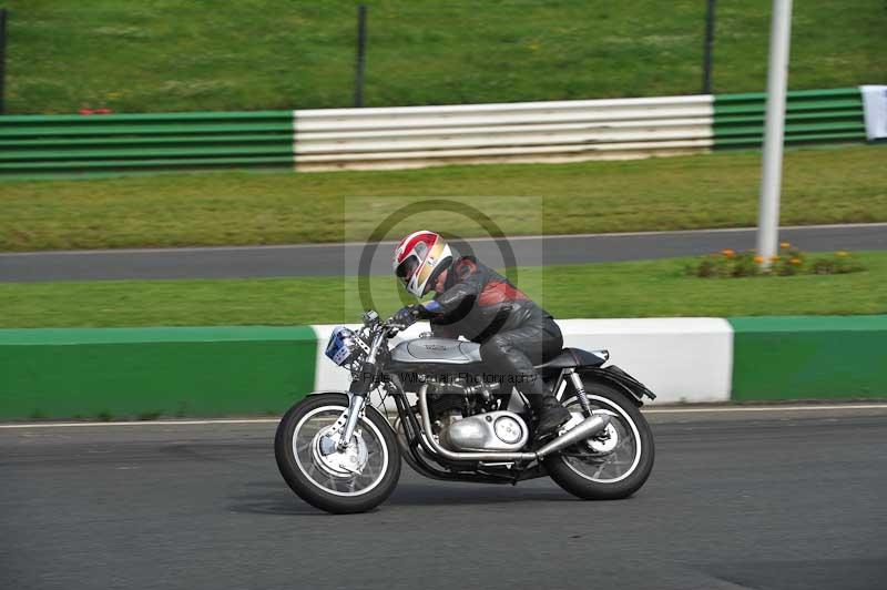 Mallory park Leicestershire;Mallory park photographs;Motorcycle action photographs;classic bikes;event digital images;eventdigitalimages;mallory park;no limits trackday;peter wileman photography;vintage bikes;vintage motorcycles;vmcc festival 1000 bikes