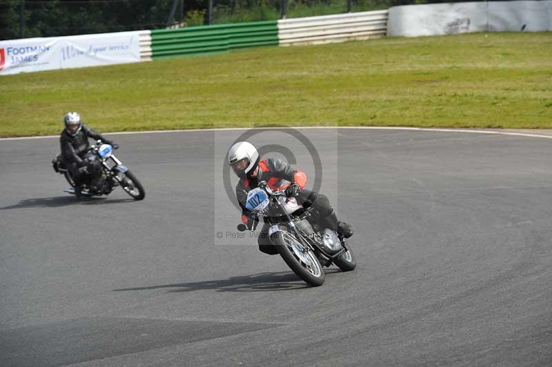 Mallory park Leicestershire;Mallory park photographs;Motorcycle action photographs;classic bikes;event digital images;eventdigitalimages;mallory park;no limits trackday;peter wileman photography;vintage bikes;vintage motorcycles;vmcc festival 1000 bikes