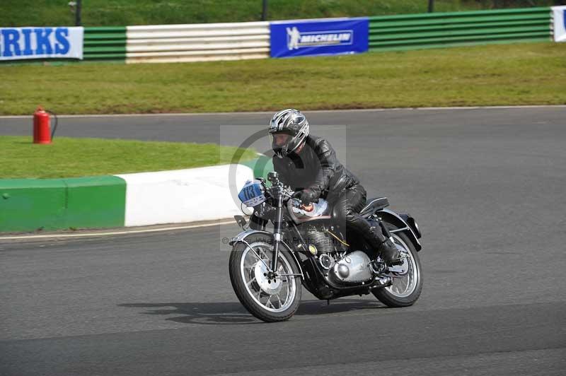 Mallory park Leicestershire;Mallory park photographs;Motorcycle action photographs;classic bikes;event digital images;eventdigitalimages;mallory park;no limits trackday;peter wileman photography;vintage bikes;vintage motorcycles;vmcc festival 1000 bikes