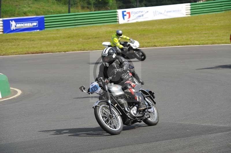 Mallory park Leicestershire;Mallory park photographs;Motorcycle action photographs;classic bikes;event digital images;eventdigitalimages;mallory park;no limits trackday;peter wileman photography;vintage bikes;vintage motorcycles;vmcc festival 1000 bikes