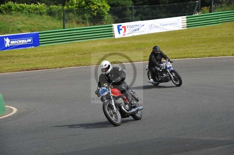 Mallory park Leicestershire;Mallory park photographs;Motorcycle action photographs;classic bikes;event digital images;eventdigitalimages;mallory park;no limits trackday;peter wileman photography;vintage bikes;vintage motorcycles;vmcc festival 1000 bikes
