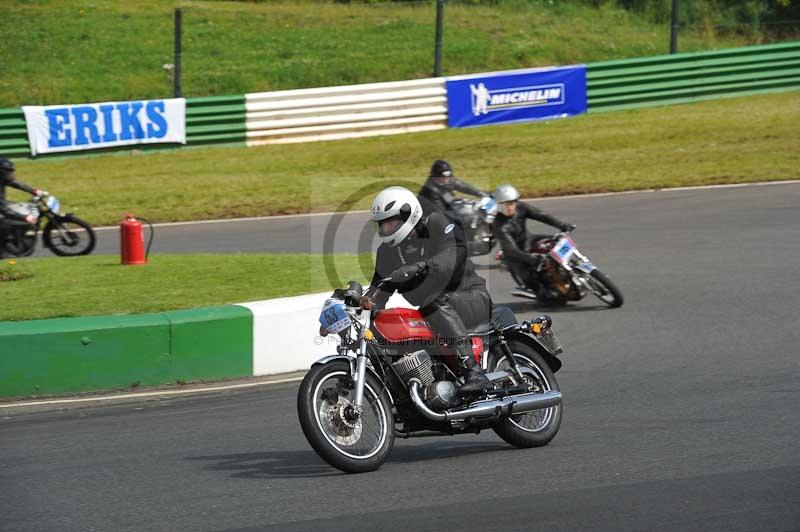 Mallory park Leicestershire;Mallory park photographs;Motorcycle action photographs;classic bikes;event digital images;eventdigitalimages;mallory park;no limits trackday;peter wileman photography;vintage bikes;vintage motorcycles;vmcc festival 1000 bikes