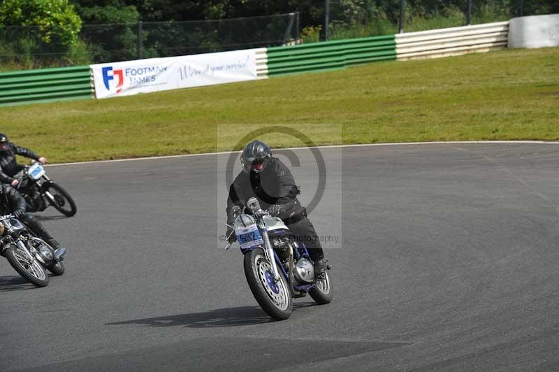 Mallory park Leicestershire;Mallory park photographs;Motorcycle action photographs;classic bikes;event digital images;eventdigitalimages;mallory park;no limits trackday;peter wileman photography;vintage bikes;vintage motorcycles;vmcc festival 1000 bikes