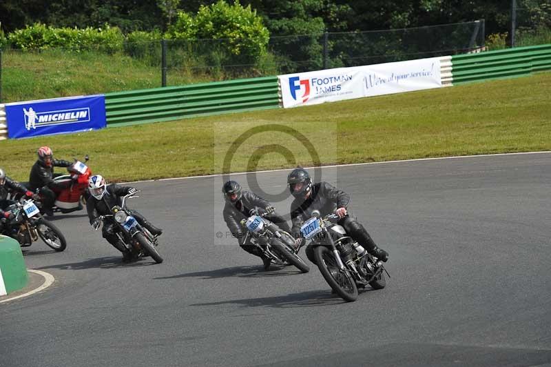 Mallory park Leicestershire;Mallory park photographs;Motorcycle action photographs;classic bikes;event digital images;eventdigitalimages;mallory park;no limits trackday;peter wileman photography;vintage bikes;vintage motorcycles;vmcc festival 1000 bikes