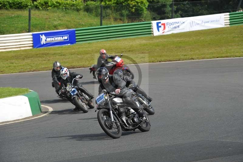 Mallory park Leicestershire;Mallory park photographs;Motorcycle action photographs;classic bikes;event digital images;eventdigitalimages;mallory park;no limits trackday;peter wileman photography;vintage bikes;vintage motorcycles;vmcc festival 1000 bikes