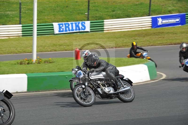 Mallory park Leicestershire;Mallory park photographs;Motorcycle action photographs;classic bikes;event digital images;eventdigitalimages;mallory park;no limits trackday;peter wileman photography;vintage bikes;vintage motorcycles;vmcc festival 1000 bikes