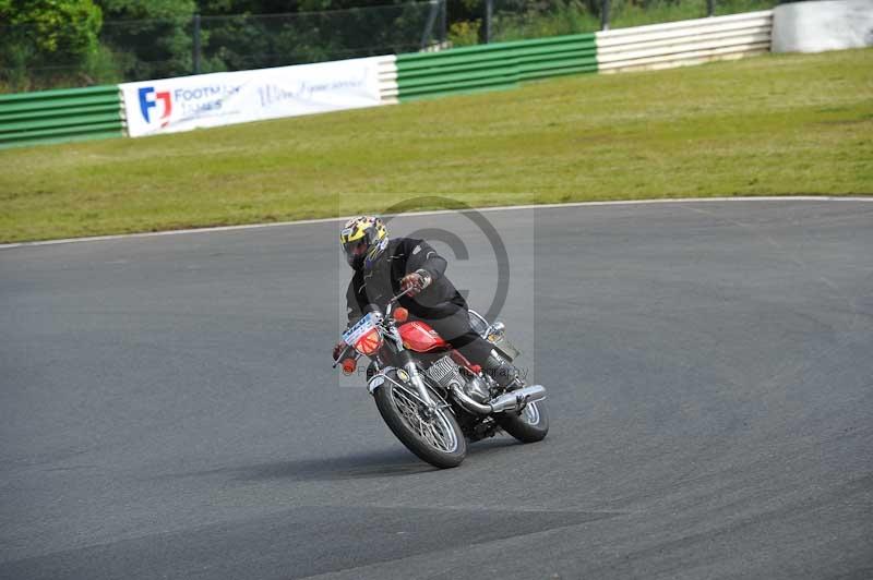 Mallory park Leicestershire;Mallory park photographs;Motorcycle action photographs;classic bikes;event digital images;eventdigitalimages;mallory park;no limits trackday;peter wileman photography;vintage bikes;vintage motorcycles;vmcc festival 1000 bikes