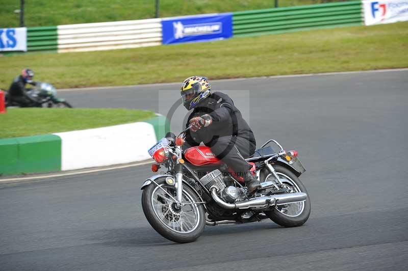 Mallory park Leicestershire;Mallory park photographs;Motorcycle action photographs;classic bikes;event digital images;eventdigitalimages;mallory park;no limits trackday;peter wileman photography;vintage bikes;vintage motorcycles;vmcc festival 1000 bikes