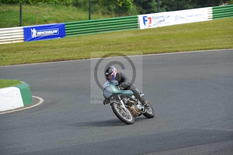 Mallory park Leicestershire;Mallory park photographs;Motorcycle action photographs;classic bikes;event digital images;eventdigitalimages;mallory park;no limits trackday;peter wileman photography;vintage bikes;vintage motorcycles;vmcc festival 1000 bikes