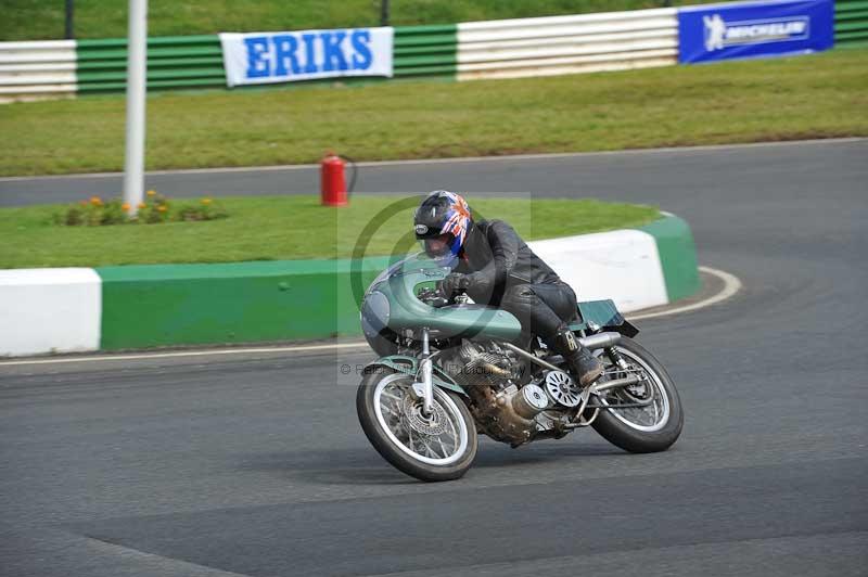 Mallory park Leicestershire;Mallory park photographs;Motorcycle action photographs;classic bikes;event digital images;eventdigitalimages;mallory park;no limits trackday;peter wileman photography;vintage bikes;vintage motorcycles;vmcc festival 1000 bikes