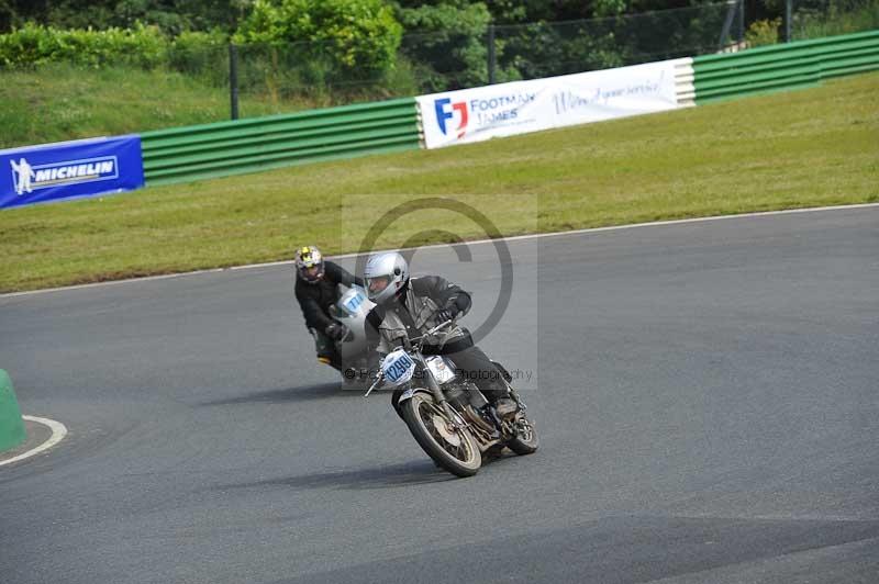 Mallory park Leicestershire;Mallory park photographs;Motorcycle action photographs;classic bikes;event digital images;eventdigitalimages;mallory park;no limits trackday;peter wileman photography;vintage bikes;vintage motorcycles;vmcc festival 1000 bikes