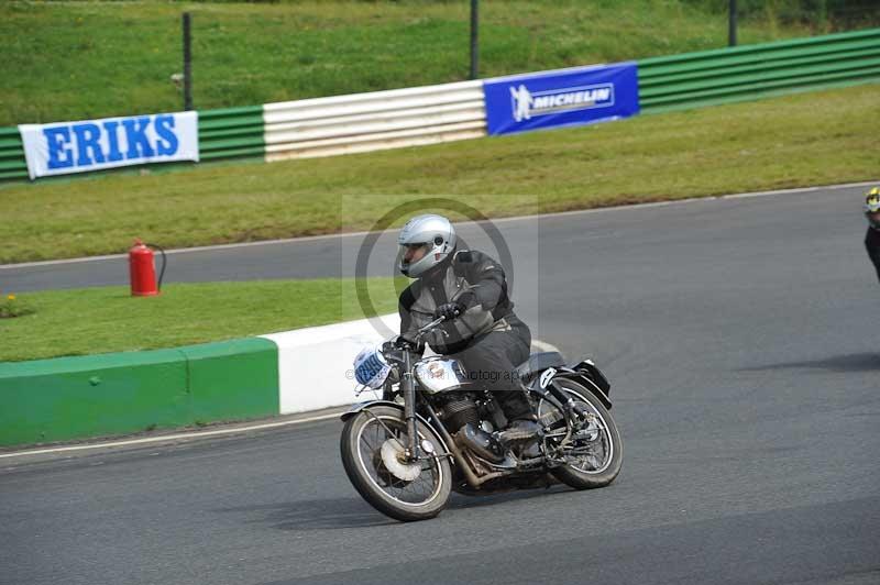 Mallory park Leicestershire;Mallory park photographs;Motorcycle action photographs;classic bikes;event digital images;eventdigitalimages;mallory park;no limits trackday;peter wileman photography;vintage bikes;vintage motorcycles;vmcc festival 1000 bikes