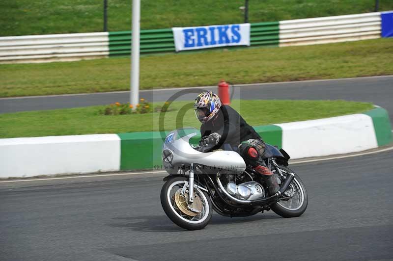 Mallory park Leicestershire;Mallory park photographs;Motorcycle action photographs;classic bikes;event digital images;eventdigitalimages;mallory park;no limits trackday;peter wileman photography;vintage bikes;vintage motorcycles;vmcc festival 1000 bikes