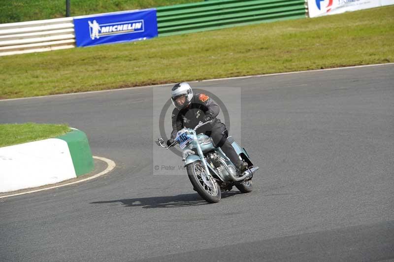 Mallory park Leicestershire;Mallory park photographs;Motorcycle action photographs;classic bikes;event digital images;eventdigitalimages;mallory park;no limits trackday;peter wileman photography;vintage bikes;vintage motorcycles;vmcc festival 1000 bikes