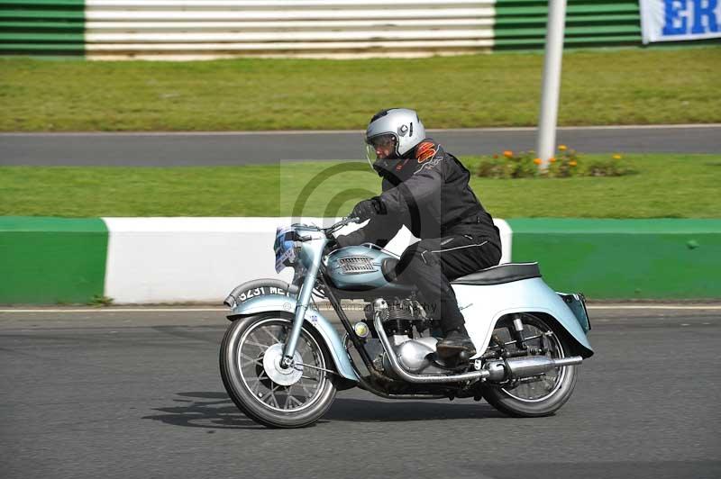 Mallory park Leicestershire;Mallory park photographs;Motorcycle action photographs;classic bikes;event digital images;eventdigitalimages;mallory park;no limits trackday;peter wileman photography;vintage bikes;vintage motorcycles;vmcc festival 1000 bikes