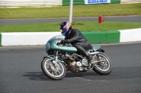 Mallory-park-Leicestershire;Mallory-park-photographs;Motorcycle-action-photographs;classic-bikes;event-digital-images;eventdigitalimages;mallory-park;no-limits-trackday;peter-wileman-photography;vintage-bikes;vintage-motorcycles;vmcc-festival-1000-bikes