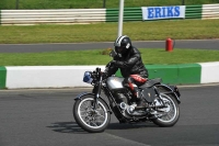 Mallory-park-Leicestershire;Mallory-park-photographs;Motorcycle-action-photographs;classic-bikes;event-digital-images;eventdigitalimages;mallory-park;no-limits-trackday;peter-wileman-photography;vintage-bikes;vintage-motorcycles;vmcc-festival-1000-bikes
