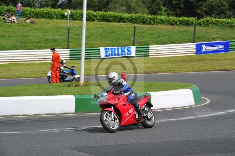 Mallory park Leicestershire;Mallory park photographs;Motorcycle action photographs;classic bikes;event digital images;eventdigitalimages;mallory park;no limits trackday;peter wileman photography;vintage bikes;vintage motorcycles;vmcc festival 1000 bikes