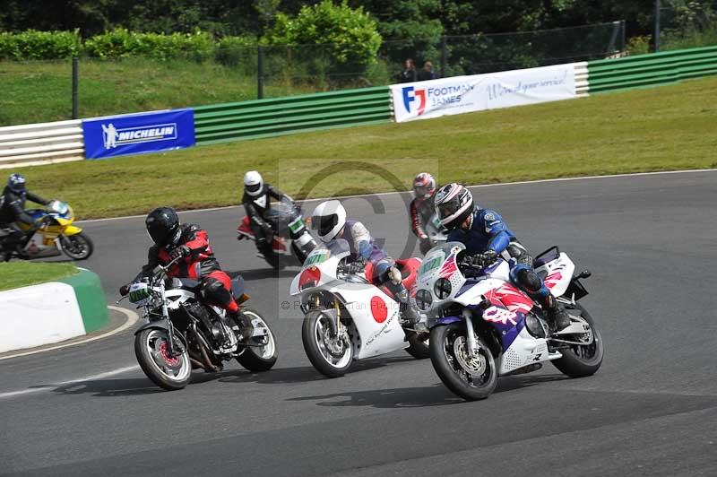 Mallory park Leicestershire;Mallory park photographs;Motorcycle action photographs;classic bikes;event digital images;eventdigitalimages;mallory park;no limits trackday;peter wileman photography;vintage bikes;vintage motorcycles;vmcc festival 1000 bikes