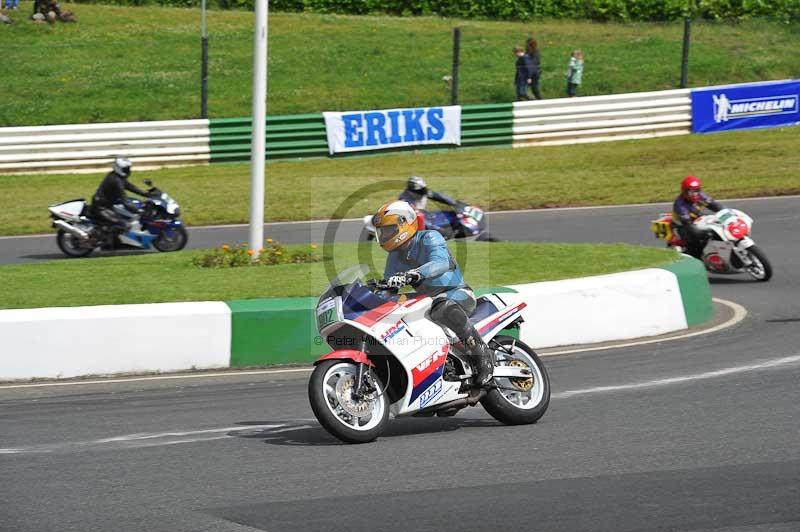 Mallory park Leicestershire;Mallory park photographs;Motorcycle action photographs;classic bikes;event digital images;eventdigitalimages;mallory park;no limits trackday;peter wileman photography;vintage bikes;vintage motorcycles;vmcc festival 1000 bikes