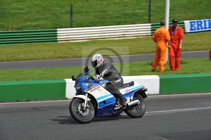 Mallory park Leicestershire;Mallory park photographs;Motorcycle action photographs;classic bikes;event digital images;eventdigitalimages;mallory park;no limits trackday;peter wileman photography;vintage bikes;vintage motorcycles;vmcc festival 1000 bikes