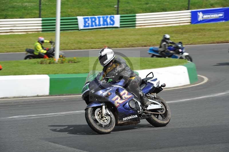 Mallory park Leicestershire;Mallory park photographs;Motorcycle action photographs;classic bikes;event digital images;eventdigitalimages;mallory park;no limits trackday;peter wileman photography;vintage bikes;vintage motorcycles;vmcc festival 1000 bikes