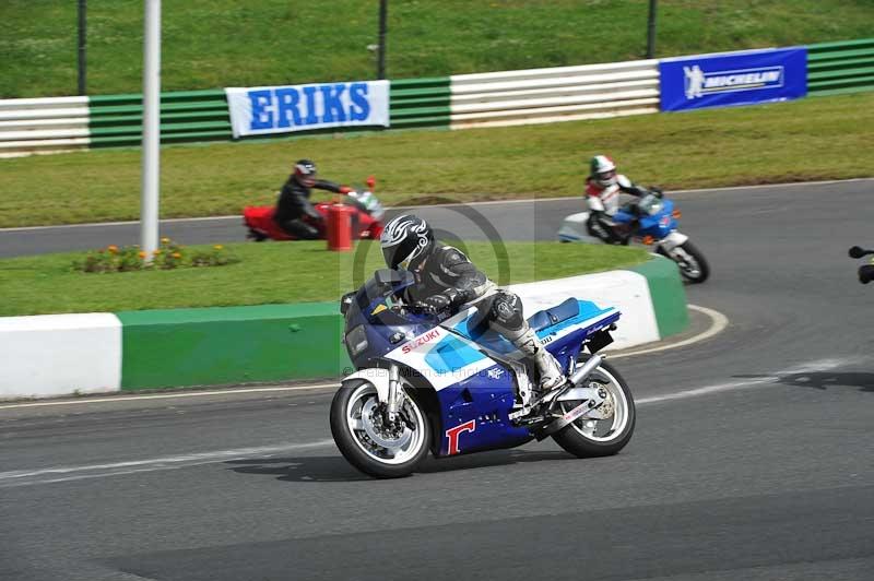 Mallory park Leicestershire;Mallory park photographs;Motorcycle action photographs;classic bikes;event digital images;eventdigitalimages;mallory park;no limits trackday;peter wileman photography;vintage bikes;vintage motorcycles;vmcc festival 1000 bikes