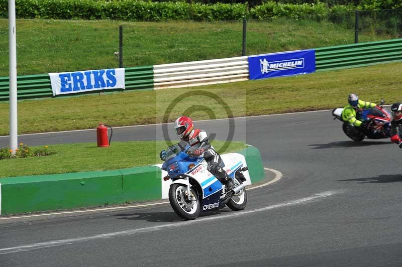 Mallory park Leicestershire;Mallory park photographs;Motorcycle action photographs;classic bikes;event digital images;eventdigitalimages;mallory park;no limits trackday;peter wileman photography;vintage bikes;vintage motorcycles;vmcc festival 1000 bikes