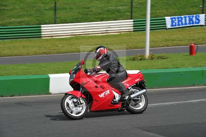 Mallory park Leicestershire;Mallory park photographs;Motorcycle action photographs;classic bikes;event digital images;eventdigitalimages;mallory park;no limits trackday;peter wileman photography;vintage bikes;vintage motorcycles;vmcc festival 1000 bikes