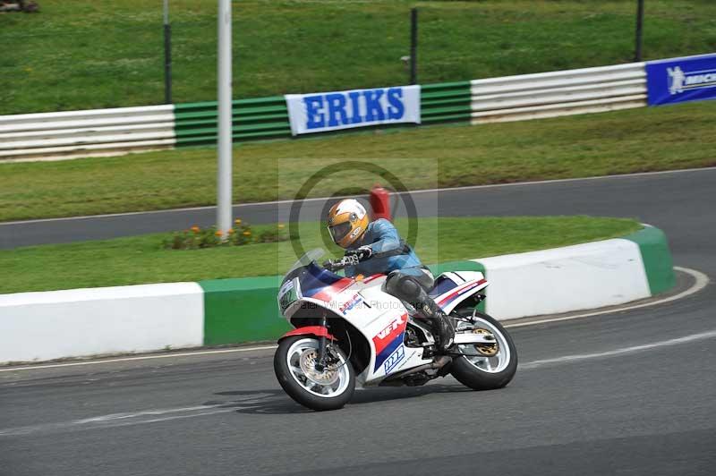 Mallory park Leicestershire;Mallory park photographs;Motorcycle action photographs;classic bikes;event digital images;eventdigitalimages;mallory park;no limits trackday;peter wileman photography;vintage bikes;vintage motorcycles;vmcc festival 1000 bikes