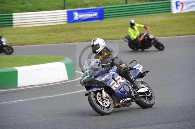 Mallory park Leicestershire;Mallory park photographs;Motorcycle action photographs;classic bikes;event digital images;eventdigitalimages;mallory park;no limits trackday;peter wileman photography;vintage bikes;vintage motorcycles;vmcc festival 1000 bikes