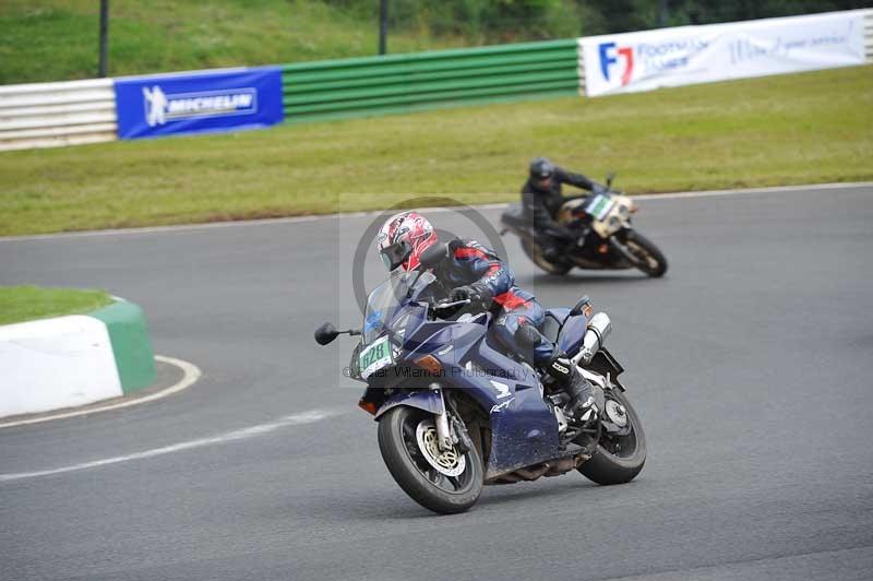 Mallory park Leicestershire;Mallory park photographs;Motorcycle action photographs;classic bikes;event digital images;eventdigitalimages;mallory park;no limits trackday;peter wileman photography;vintage bikes;vintage motorcycles;vmcc festival 1000 bikes