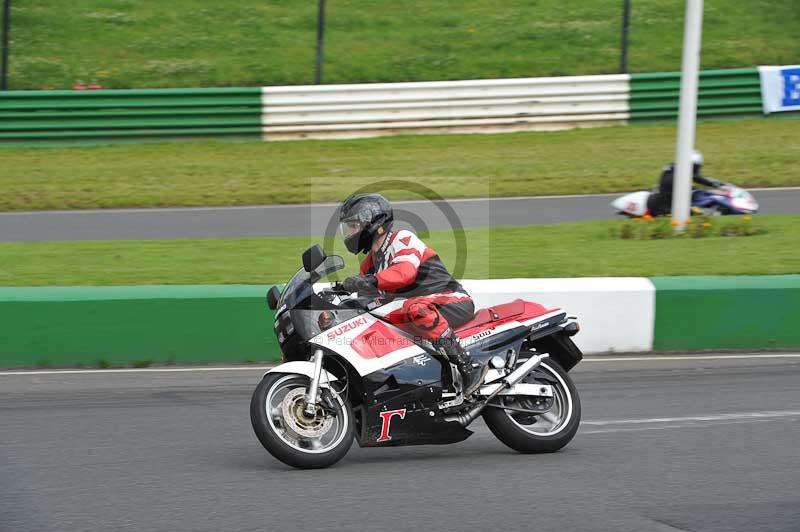 Mallory park Leicestershire;Mallory park photographs;Motorcycle action photographs;classic bikes;event digital images;eventdigitalimages;mallory park;no limits trackday;peter wileman photography;vintage bikes;vintage motorcycles;vmcc festival 1000 bikes