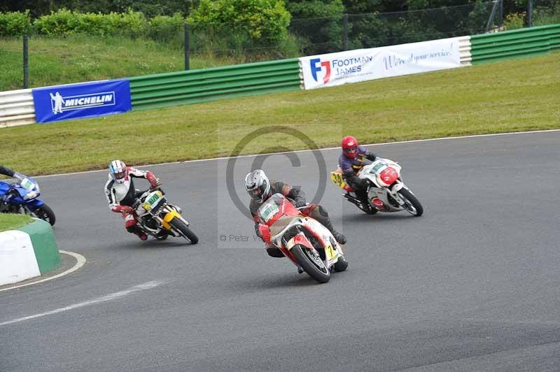 Mallory park Leicestershire;Mallory park photographs;Motorcycle action photographs;classic bikes;event digital images;eventdigitalimages;mallory park;no limits trackday;peter wileman photography;vintage bikes;vintage motorcycles;vmcc festival 1000 bikes