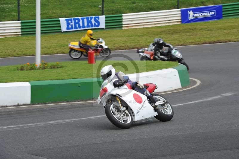 Mallory park Leicestershire;Mallory park photographs;Motorcycle action photographs;classic bikes;event digital images;eventdigitalimages;mallory park;no limits trackday;peter wileman photography;vintage bikes;vintage motorcycles;vmcc festival 1000 bikes