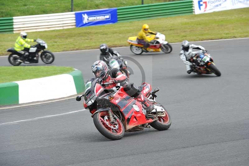 Mallory park Leicestershire;Mallory park photographs;Motorcycle action photographs;classic bikes;event digital images;eventdigitalimages;mallory park;no limits trackday;peter wileman photography;vintage bikes;vintage motorcycles;vmcc festival 1000 bikes