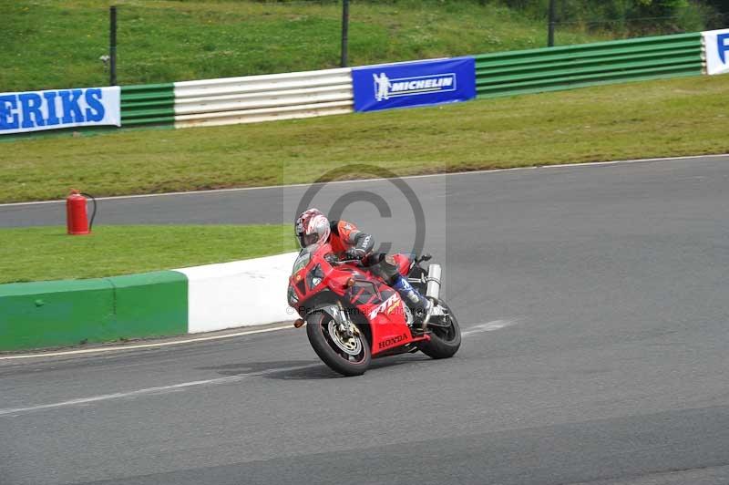 Mallory park Leicestershire;Mallory park photographs;Motorcycle action photographs;classic bikes;event digital images;eventdigitalimages;mallory park;no limits trackday;peter wileman photography;vintage bikes;vintage motorcycles;vmcc festival 1000 bikes