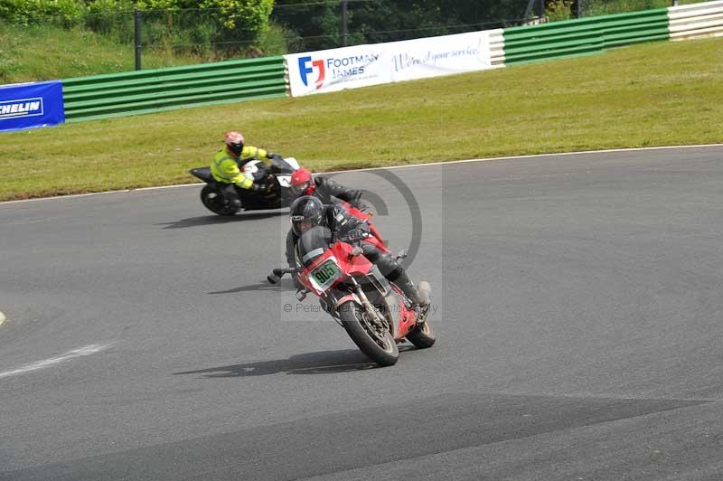 Mallory park Leicestershire;Mallory park photographs;Motorcycle action photographs;classic bikes;event digital images;eventdigitalimages;mallory park;no limits trackday;peter wileman photography;vintage bikes;vintage motorcycles;vmcc festival 1000 bikes