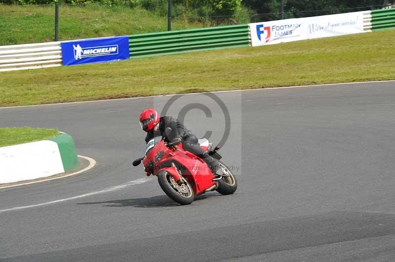 Mallory park Leicestershire;Mallory park photographs;Motorcycle action photographs;classic bikes;event digital images;eventdigitalimages;mallory park;no limits trackday;peter wileman photography;vintage bikes;vintage motorcycles;vmcc festival 1000 bikes