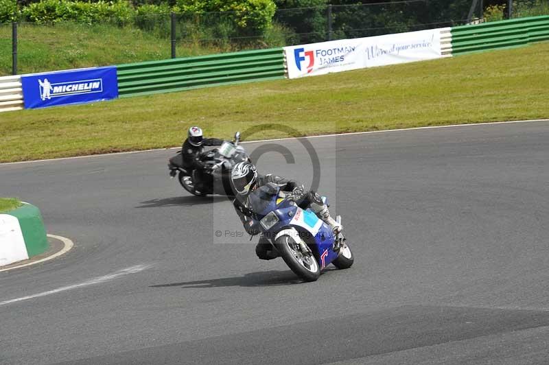 Mallory park Leicestershire;Mallory park photographs;Motorcycle action photographs;classic bikes;event digital images;eventdigitalimages;mallory park;no limits trackday;peter wileman photography;vintage bikes;vintage motorcycles;vmcc festival 1000 bikes