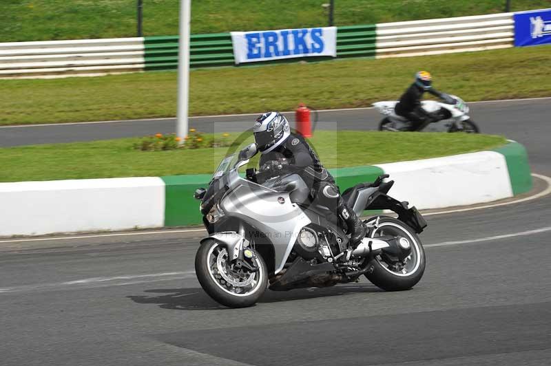 Mallory park Leicestershire;Mallory park photographs;Motorcycle action photographs;classic bikes;event digital images;eventdigitalimages;mallory park;no limits trackday;peter wileman photography;vintage bikes;vintage motorcycles;vmcc festival 1000 bikes