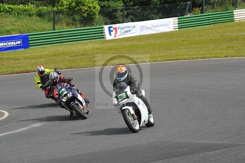 Mallory park Leicestershire;Mallory park photographs;Motorcycle action photographs;classic bikes;event digital images;eventdigitalimages;mallory park;no limits trackday;peter wileman photography;vintage bikes;vintage motorcycles;vmcc festival 1000 bikes