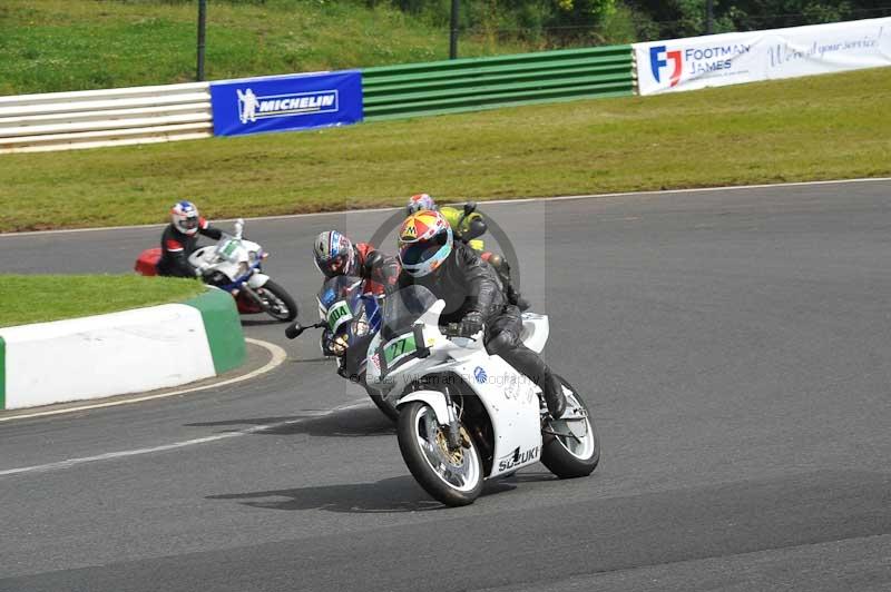 Mallory park Leicestershire;Mallory park photographs;Motorcycle action photographs;classic bikes;event digital images;eventdigitalimages;mallory park;no limits trackday;peter wileman photography;vintage bikes;vintage motorcycles;vmcc festival 1000 bikes