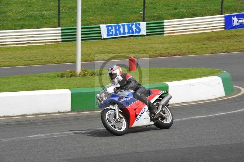 Mallory park Leicestershire;Mallory park photographs;Motorcycle action photographs;classic bikes;event digital images;eventdigitalimages;mallory park;no limits trackday;peter wileman photography;vintage bikes;vintage motorcycles;vmcc festival 1000 bikes